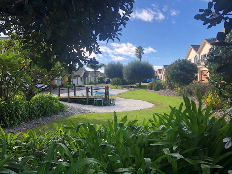 Papamoa Beach Road! Lovely Home, Secure Top Location Close to