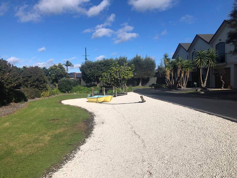 Papamoa Beach Road! Lovely Home, Secure Top Location Close to