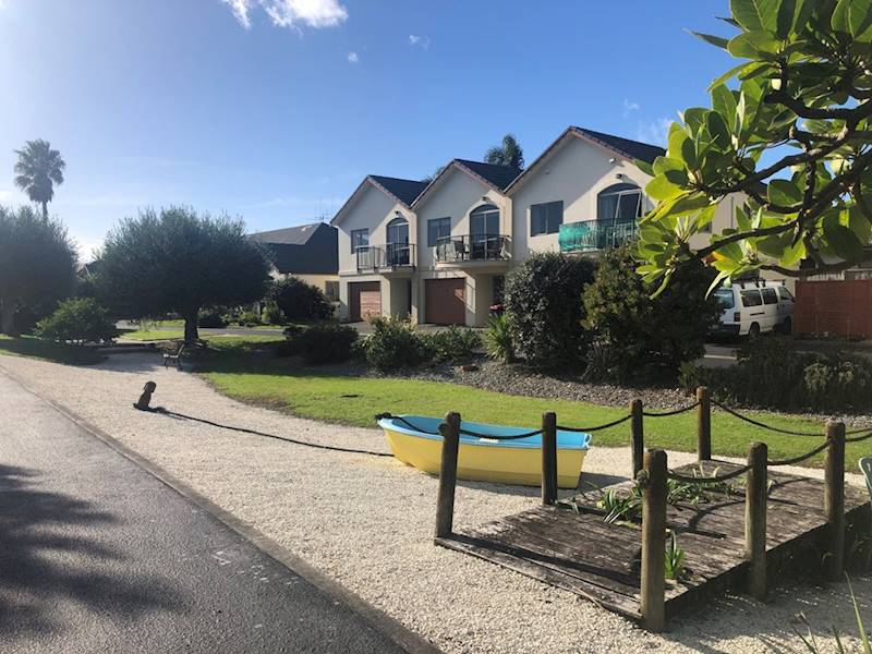 Papamoa Beach Road! Lovely Home, Secure Top Location Close to