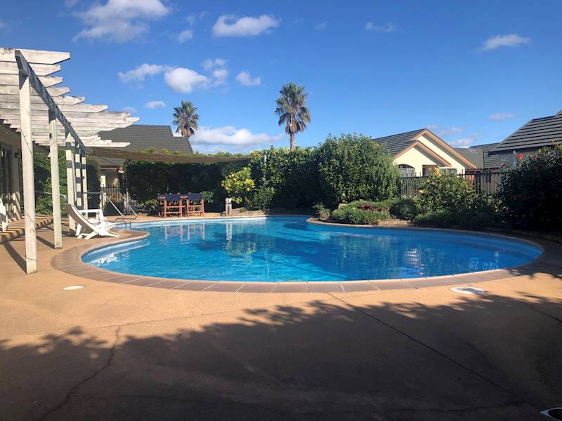 Papamoa Beach Road! Lovely Home, Secure Top Location Close to