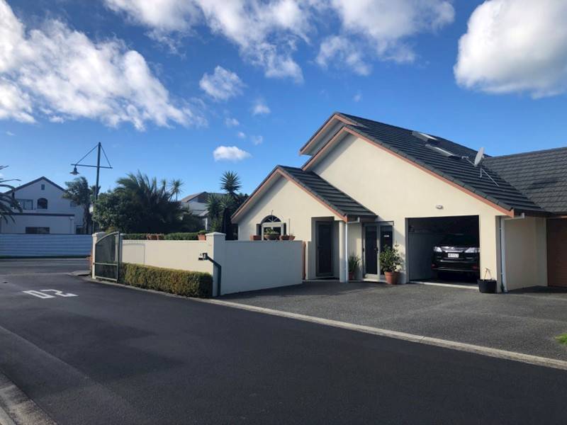 Papamoa Beach Road! Lovely Home, Secure Top Location Close to